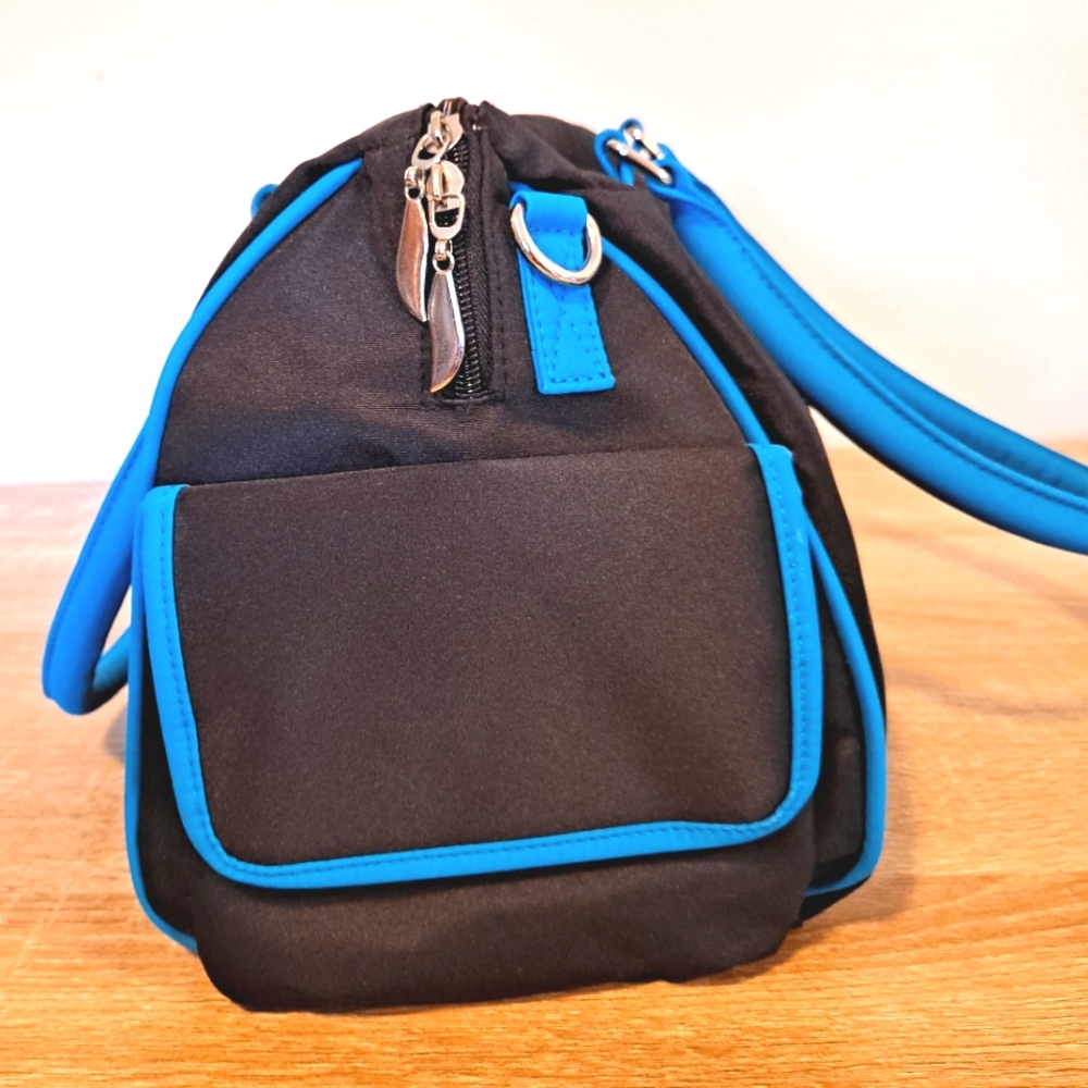 👀 💙 NFL Carolina Panther's Deluxe Handbag nwt - Picture 4 of 13